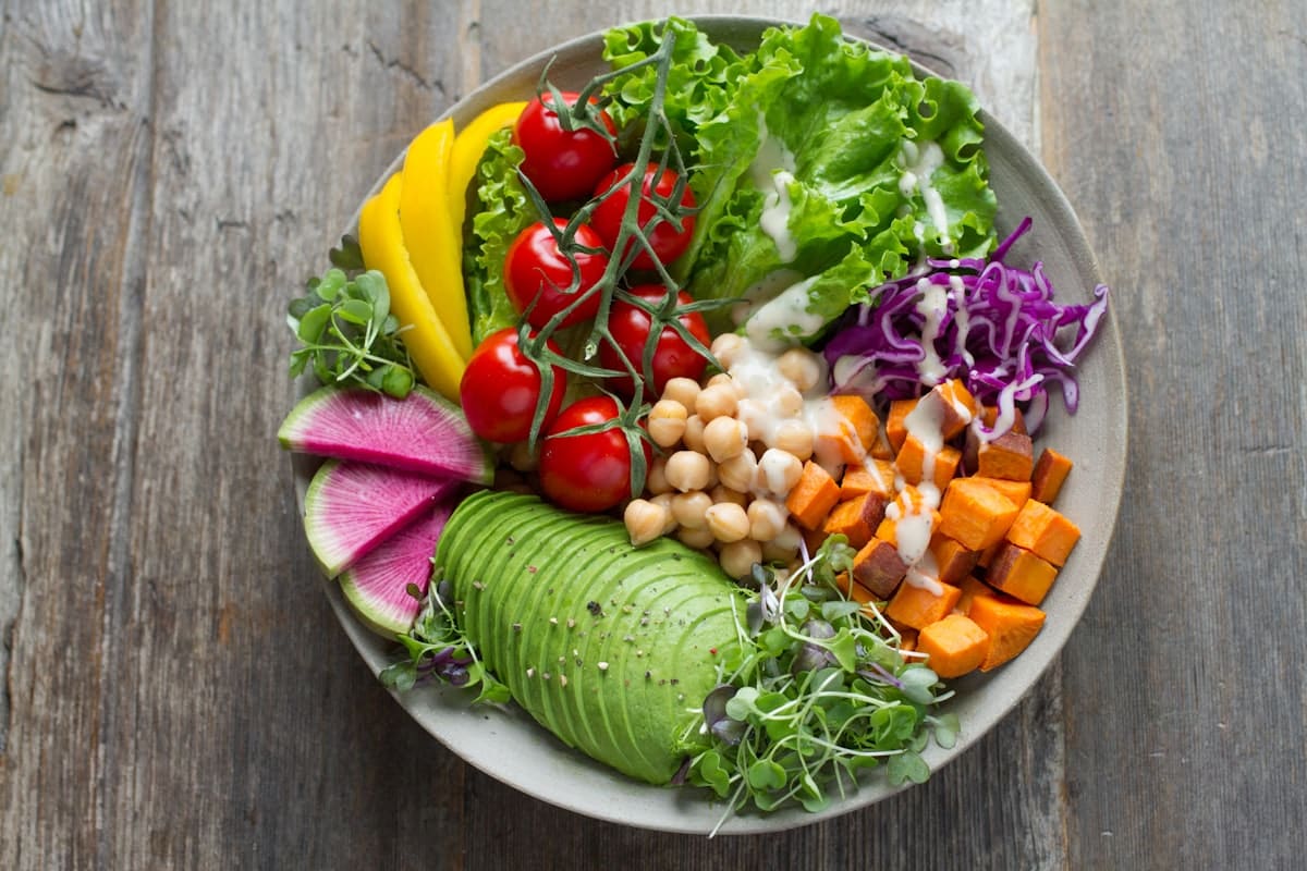 Bowl com grão-de-bico, batata-doce e vegetais coloridos