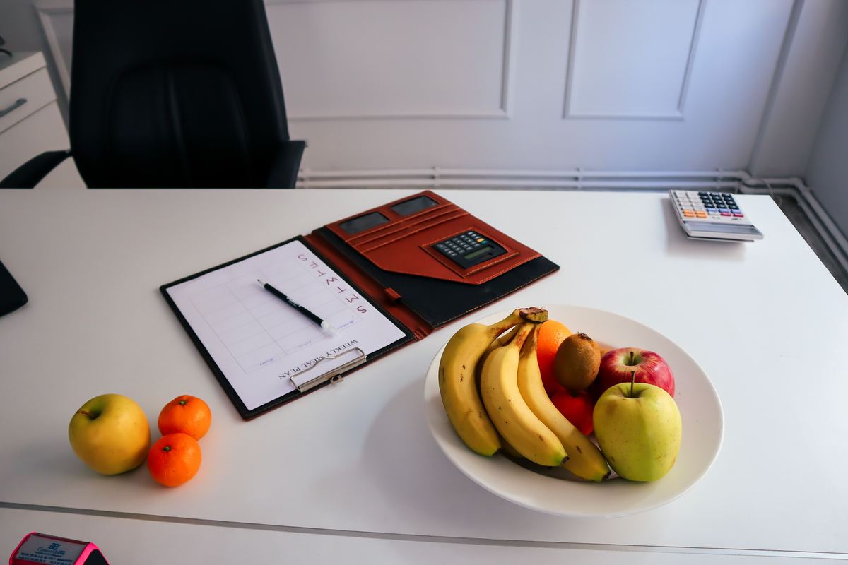 Acompanhamento na prática: planner e fruta de verdade em cima da mesa